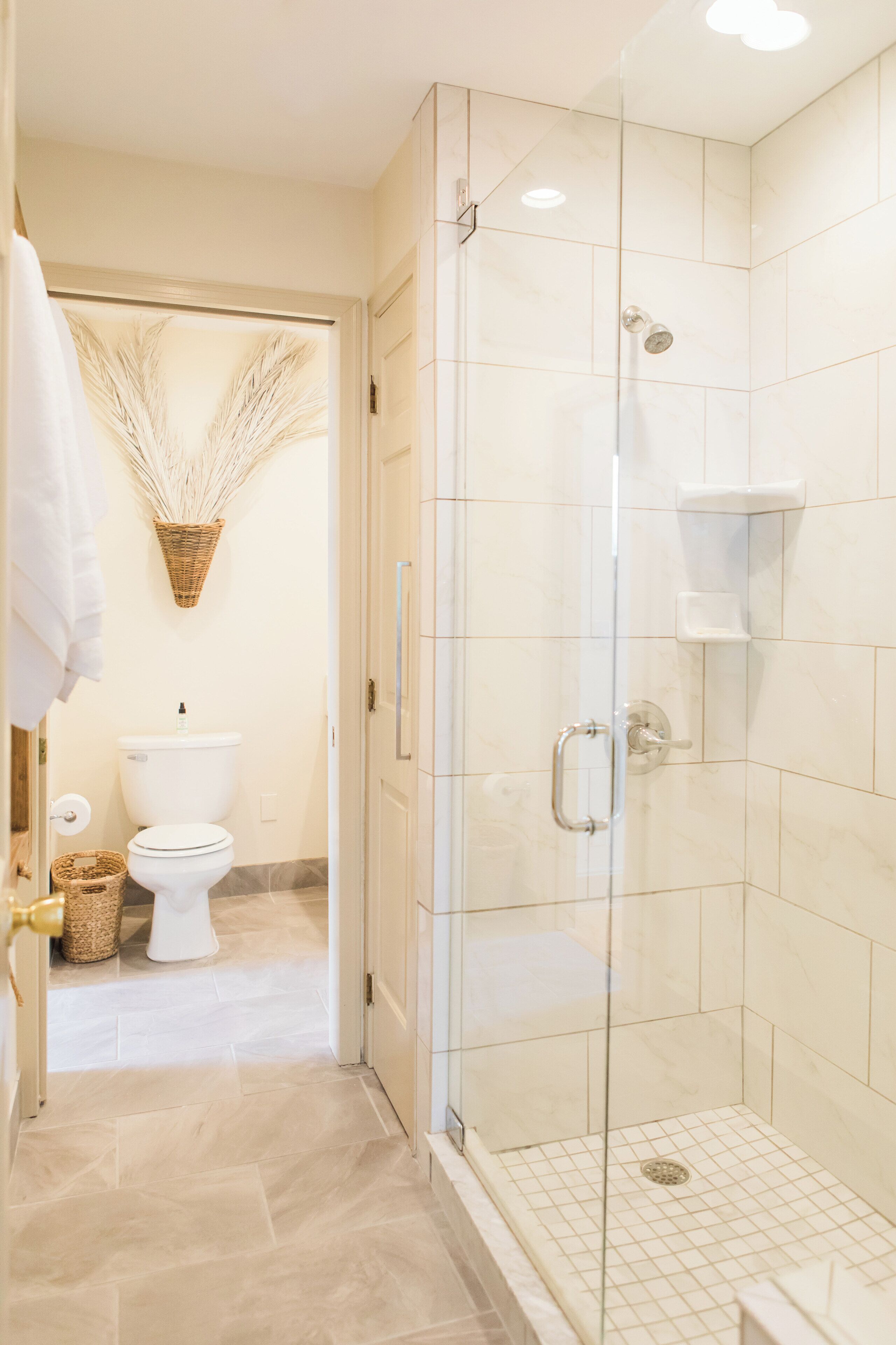 Een douche, een haardroger, handdoeken, zeep