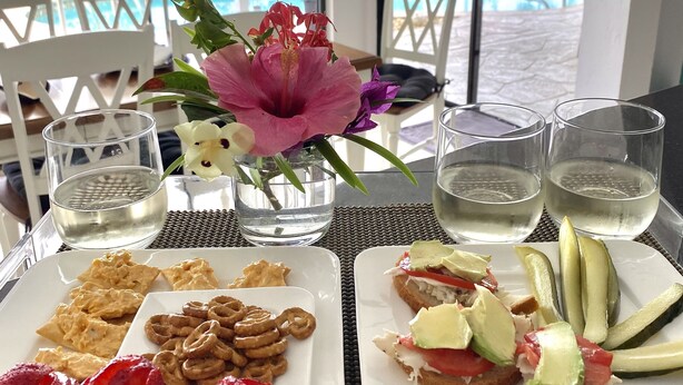 A table with snacks, drinks, and a flower centerpiece. - Located near downtown, restaurants and the beach ! (Naples)