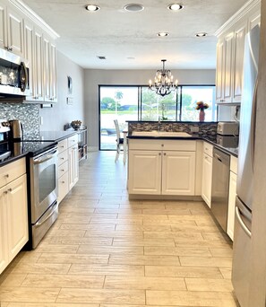 Fridge, microwave, oven, stovetop - Located near downtown, restaurants and the beach ! (Naples)