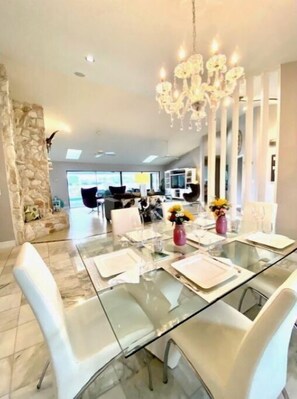 Dining - Located near downtown, restaurants and the beach ! (Naples)