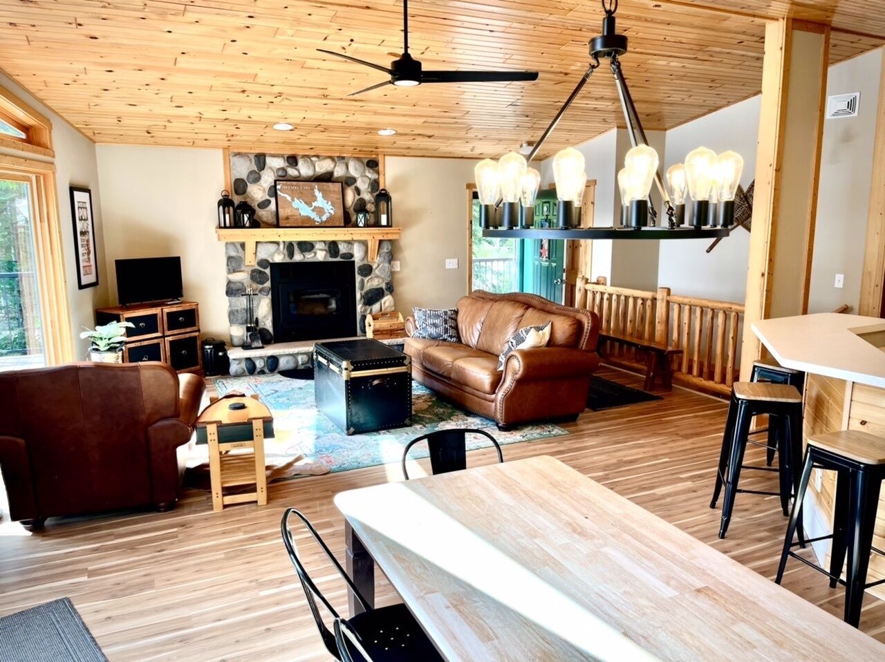 Lakeside Snowmobile/Ski Retreat on 2,700 Acre Nelson Lake in Hayward-ON TRAIL19!