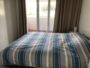 3 soverom, skrivebord, strykejern/-brett og reiseseng for barn