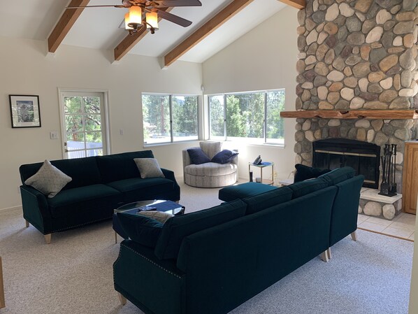 Smart TV, chimenea y reproductor de DVD 