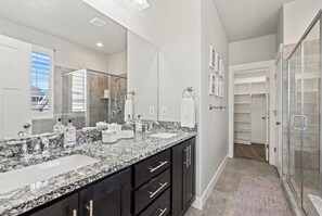 Ensemble douche/baignoire, sèche-cheveux
