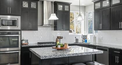 Clean 7 Bedroom, Gym, Sauna, Hot Tub, Game Room