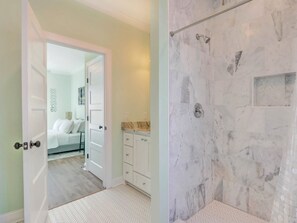 Douche, articles de toilette gratuits, sèche-cheveux