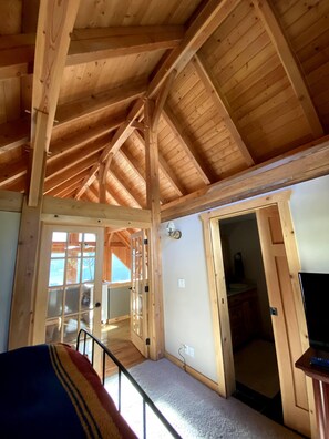 4 soverom, skrivebord, strykejern/-brett og barnesenger