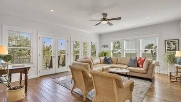 Smart-TV, bordtennis, bøker og kontorer