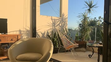 Apartamento design, 2 quartos | Sala de estar | Smart TV 40 polegadas com canais digitais, TV