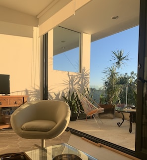 Departamento de diseñador, 2 habitaciones | Sala de estar | Smart TV de 40 pulgadas con canales digitales y televisión