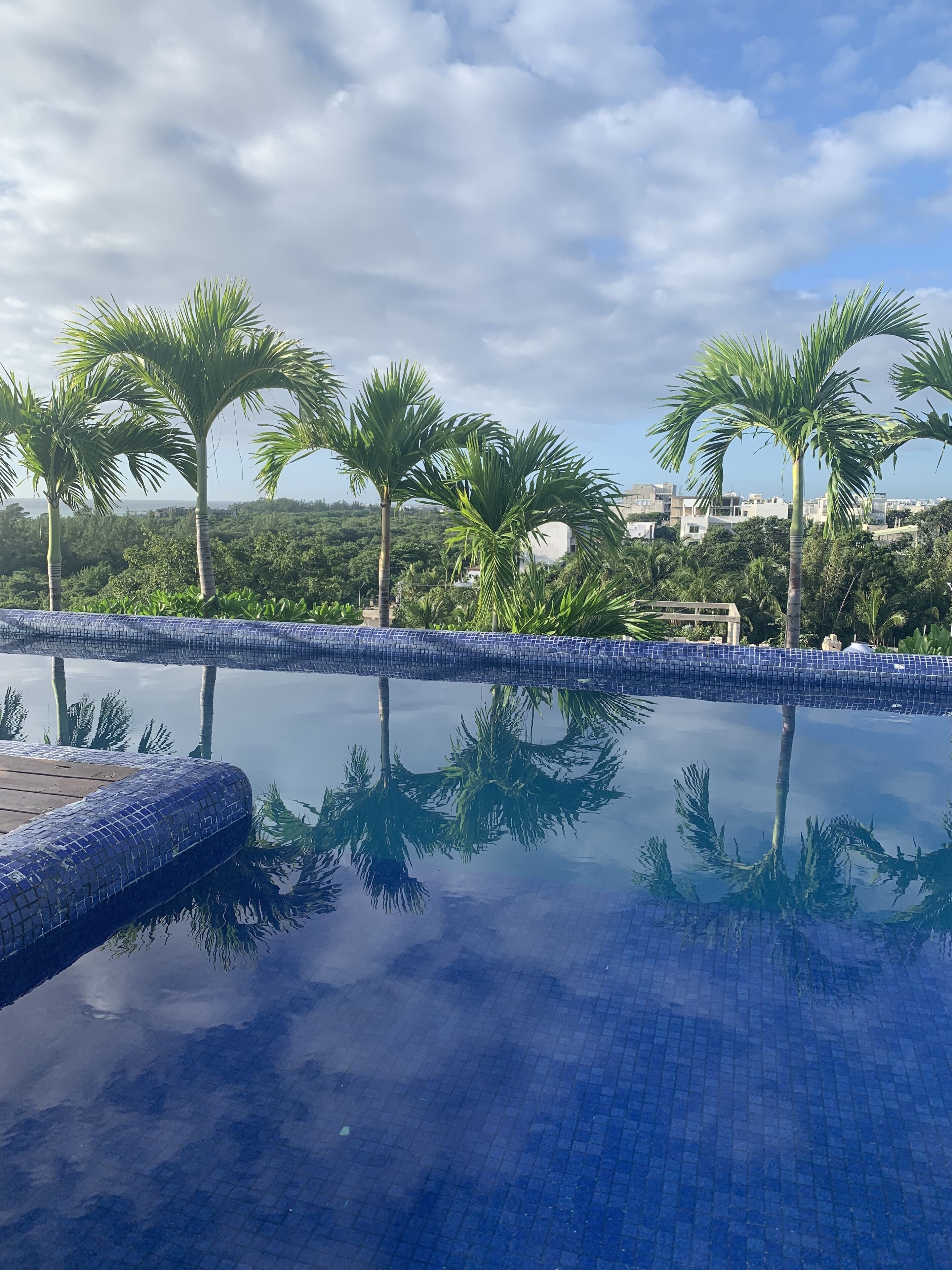 สระว่ายน้ำกลางแจ้ง