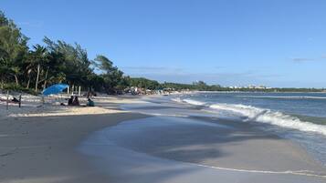 Perto da praia, areia branca