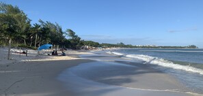 Playa en los alrededores y playa de arena blanca
