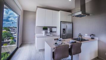 Refrigerador con freezer, microondas, horno, cafetera/tetera