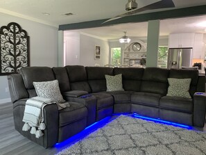 TV connectée, cheminée, table de tennis de table