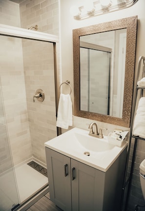 Shower, towels, soap, shampoo - SPECTACULAR GOLF CLUB "STAY & PLAY PACKAGE" (Corvallis)