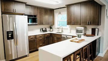 Refrigerador, microondas, lavavajillas y cafetera y tetera