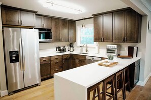 ثلاجة، ميكروويف، غسالة أطباق، ماكينة لصنع القهوة/الشاي