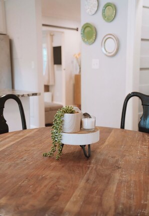 Dining - ⭕️ Charming Cottage in the heart of Park Circle ⭕️ (North Charleston)