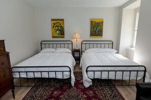 4 habitaciones, escritorio y tabla de planchar con plancha 