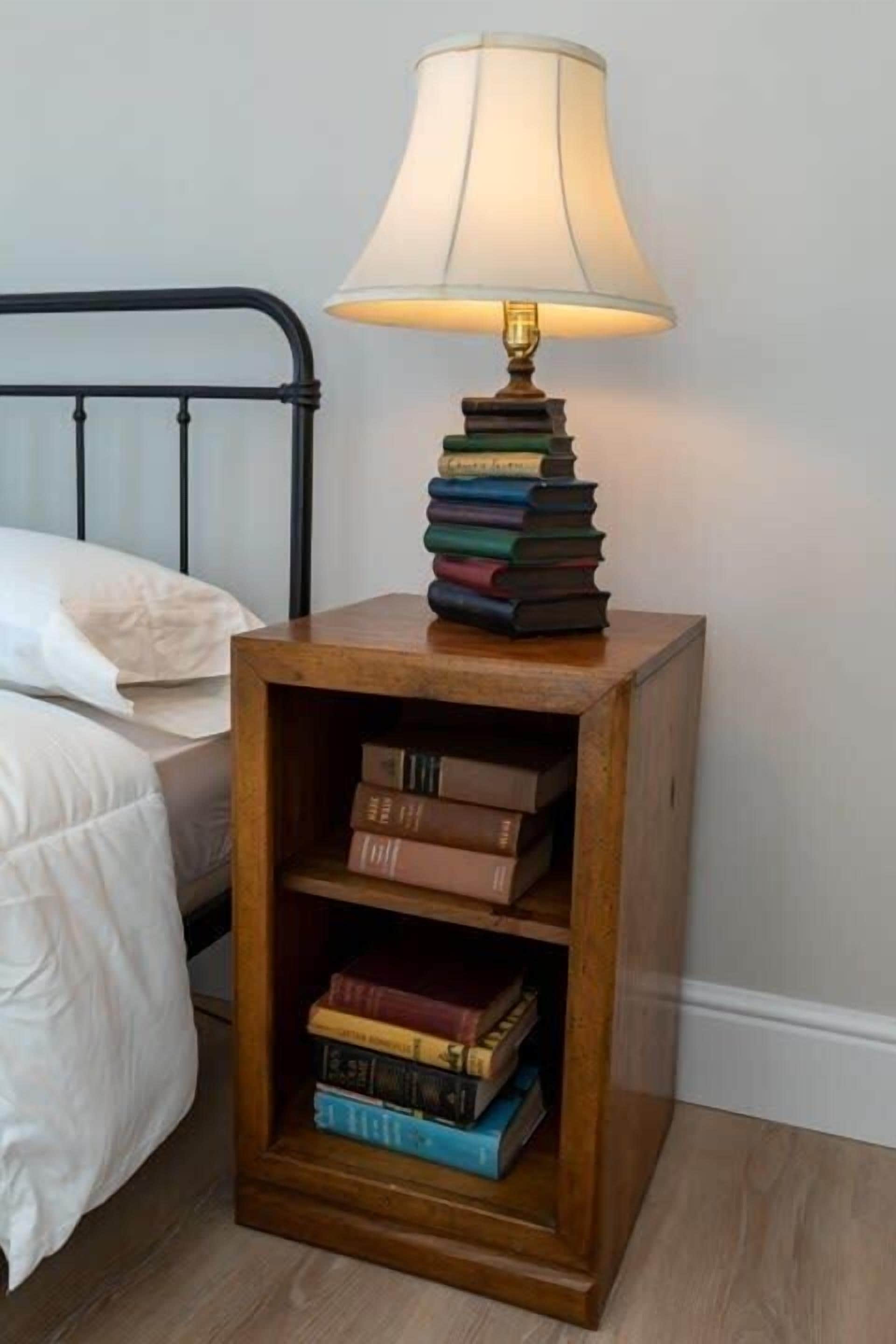 4 habitaciones, escritorio y tabla de planchar con plancha 