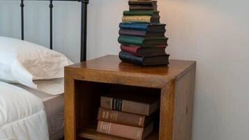 4 habitaciones, escritorio y tabla de planchar con plancha