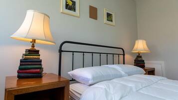 4 chambres, bureau, fer et planche à repasser, lit parapluie