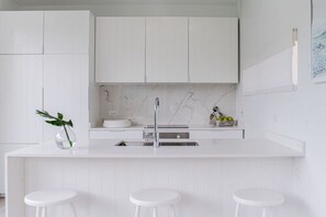 Horno, placa de cocina, lavavajillas, cafetera/tetera