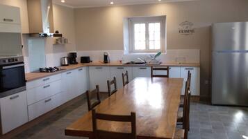 Kylskåp, mikrovågsugn, ugn och diskmaskin