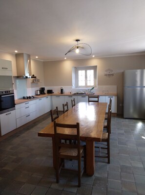 Jääkaappi, mikroaaltouuni, uuni, astianpesukone