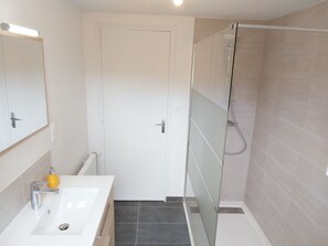Douche, séchoir à cheveux, serviettes fournies, papier de toilette