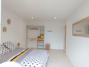 4 makuuhuonetta, silitysrauta/-lauta, vauvan matkasänky, Wi-Fi