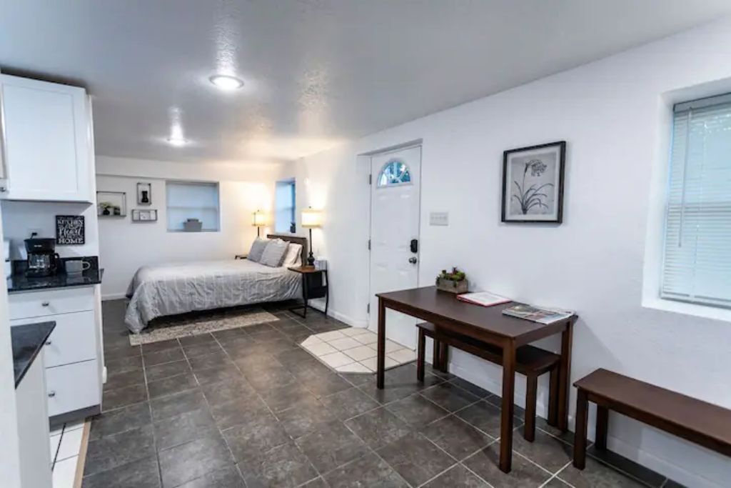 Sleek Studio – Near the Lake and Sam’s Pizza