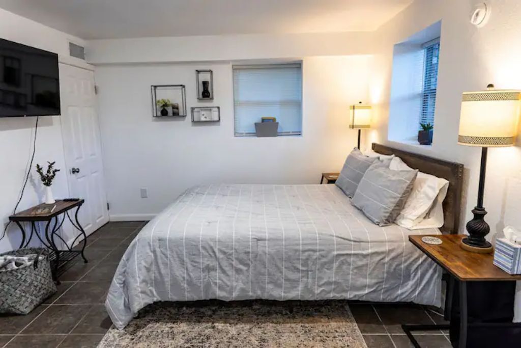 Sleek Studio – Near the Lake and Sam’s Pizza