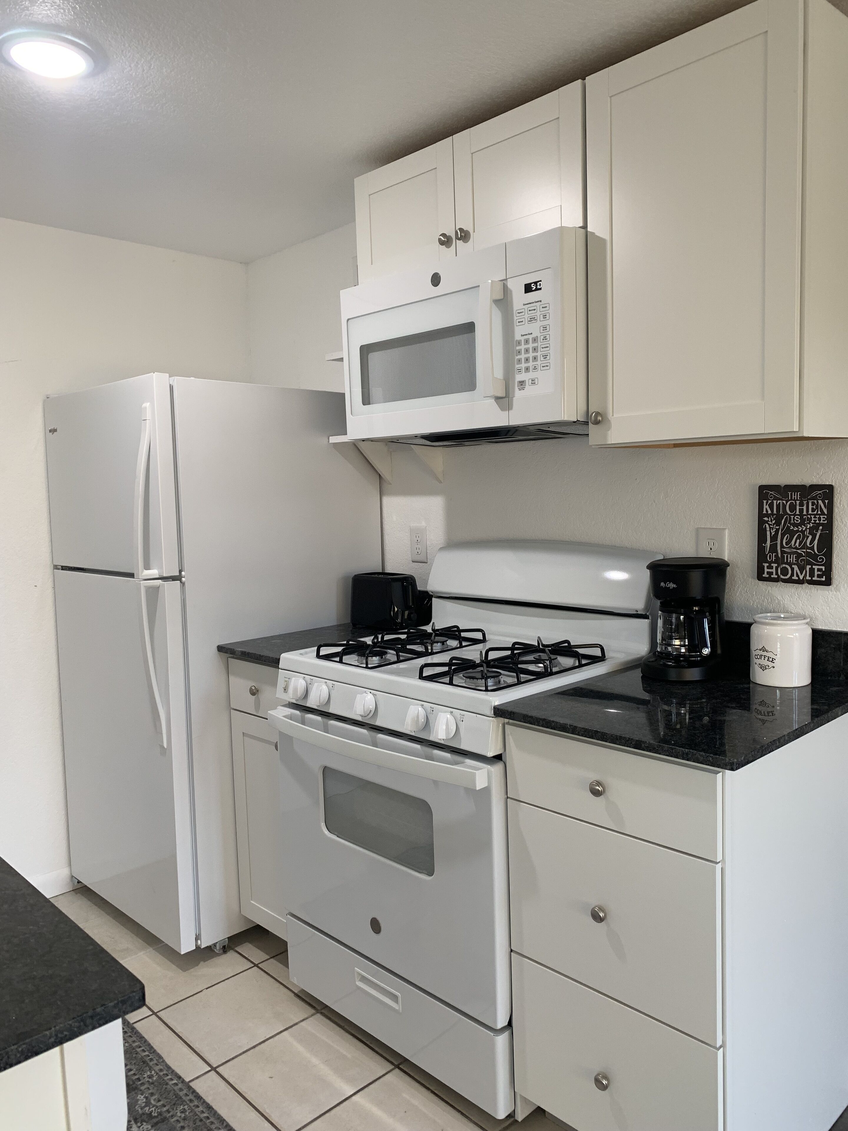 Sleek Studio – Near the Lake and Sam’s Pizza