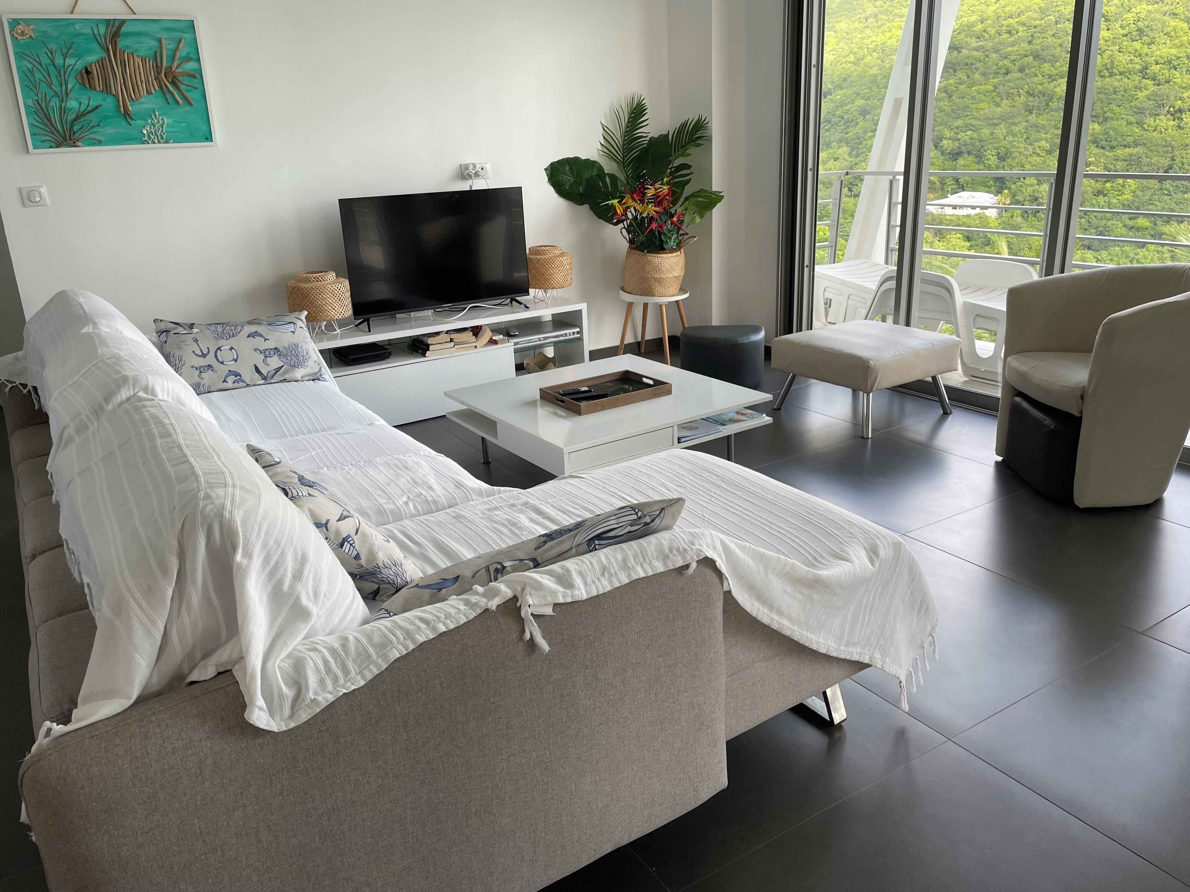 5 chambres, coffres-forts dans les chambres, fer et planche à repasser