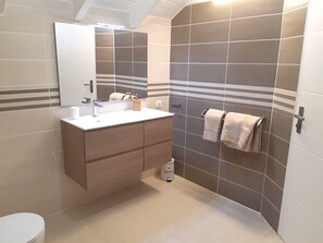 Douche, sèche-cheveux, serviettes fournies