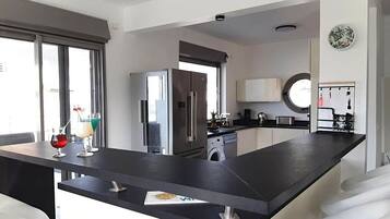 JÀÀkaappi, mikroaaltouuni, uuni, liesi