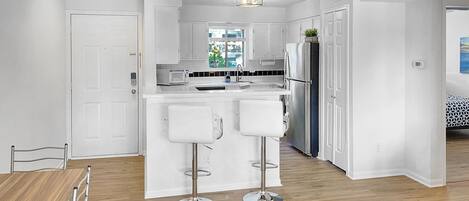 Refrigerador, microondas, horno y parrilla de estufa