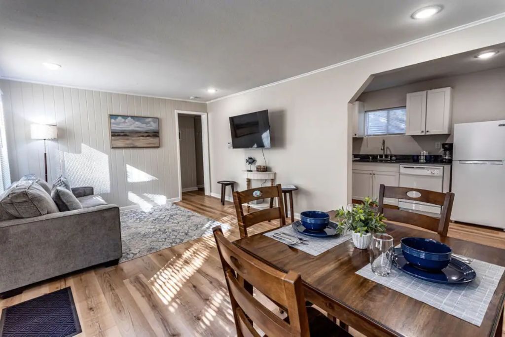 Cozy Cottage w/ Coastal Vibe by Lake & Sam’s Pizza