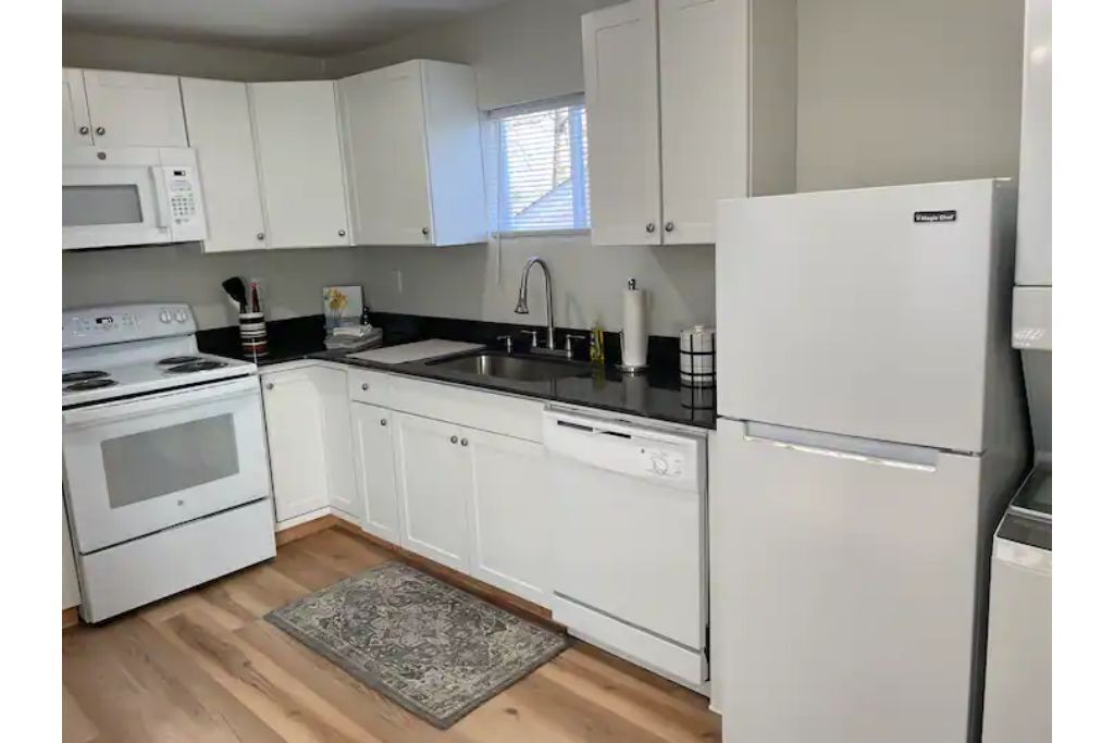 Cozy Cottage w/ Coastal Vibe by Lake & Sam’s Pizza