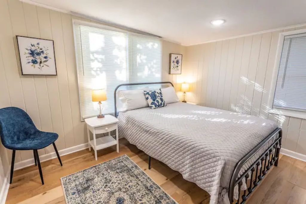 Cozy Cottage w/ Coastal Vibe by Lake & Sam’s Pizza