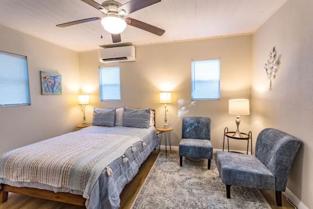 Cozy Studio Home Near the Lake and Sam’s Pizza