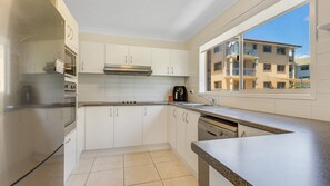 Fridge, microwave, stovetop, dishwasher - San Chelsea 8 - North Kirra Bilinga Beachfront – Linen Provided! (Bilinga)