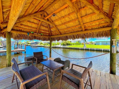 🏡Luxurious Waterfront Villa | Heated Saltwater Pool | Tiki Hut & Gulf Access 🌊