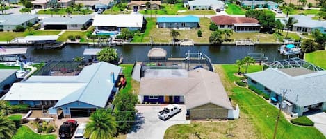 Zona residencial con casas, un muelle y un puerto deportivo.