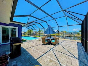 Outdoor dining - Yacht Club Gulf Access • Pool • Dock • Tiki (Cape Coral)