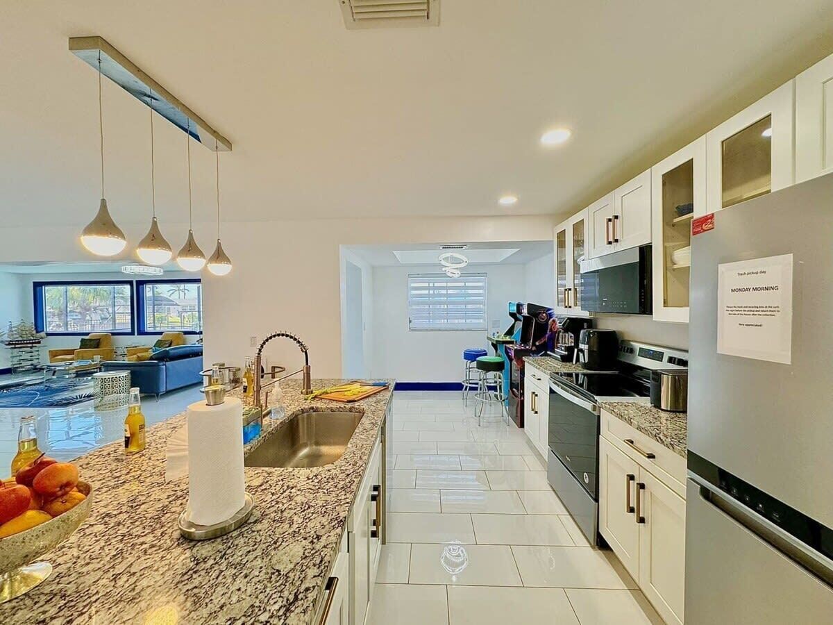 雪櫃、微波爐、焗爐、爐具