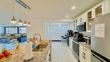 Jääkaappi, mikroaaltouuni, uuni, liesi