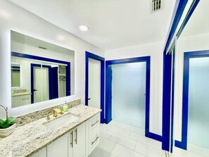 Bathtub, free toiletries, hair dryer, towels - Gulf-Access Waterfront | Pool, Dock, Tiki Hut & More (Cape Coral)